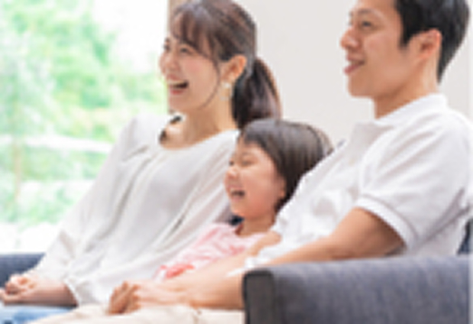 家で大画面のテレビで映像を楽しむ人のイメージ