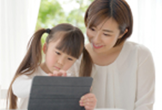 子供と一緒に映像を楽しむ家族のイメージ