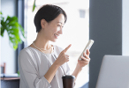 休憩中に映像を楽しむ人のイメージ