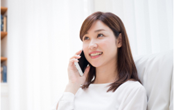 電話をしている人のイメージ