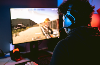 10ギガプランを使用してオンラインゲームを楽しむ人のイメージ