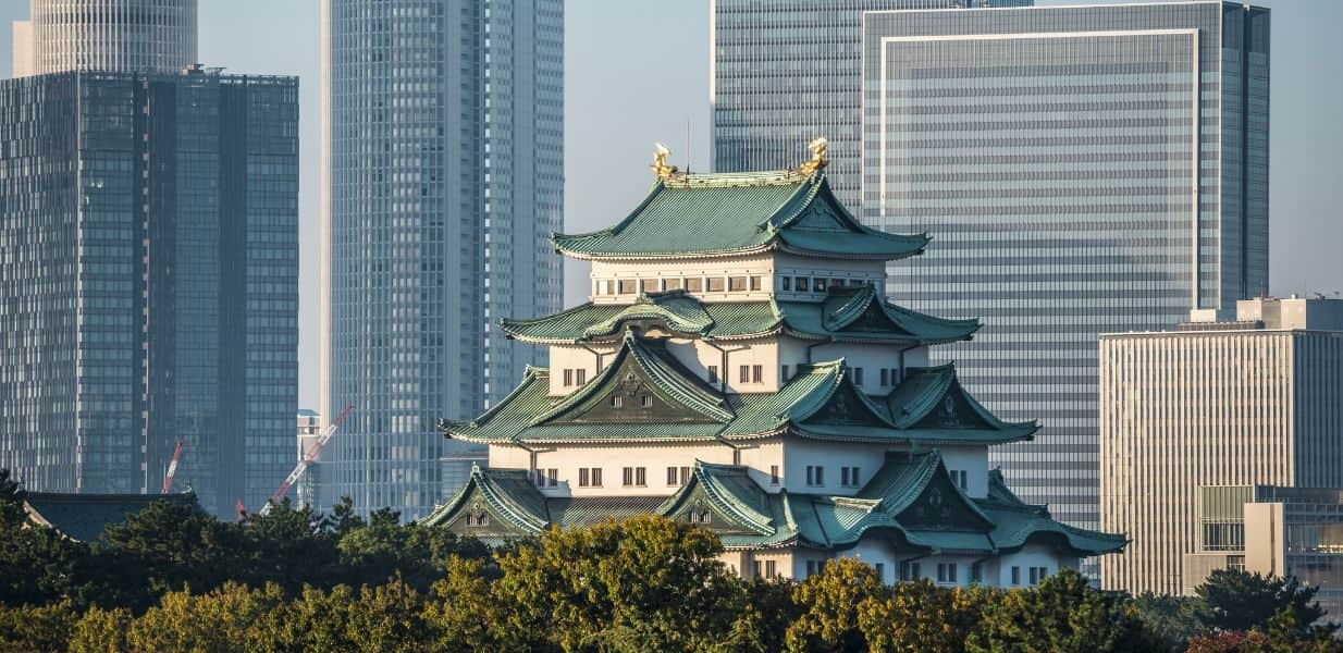 金鯱を頂く名古屋城